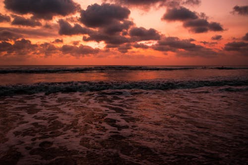 бесплатная Океанский водоем во время заката Стоковое фото