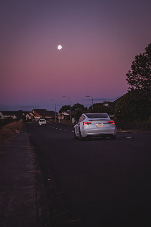 Бесплатное стоковое фото с автомобиль, асфальтовая дорога, багровое небо