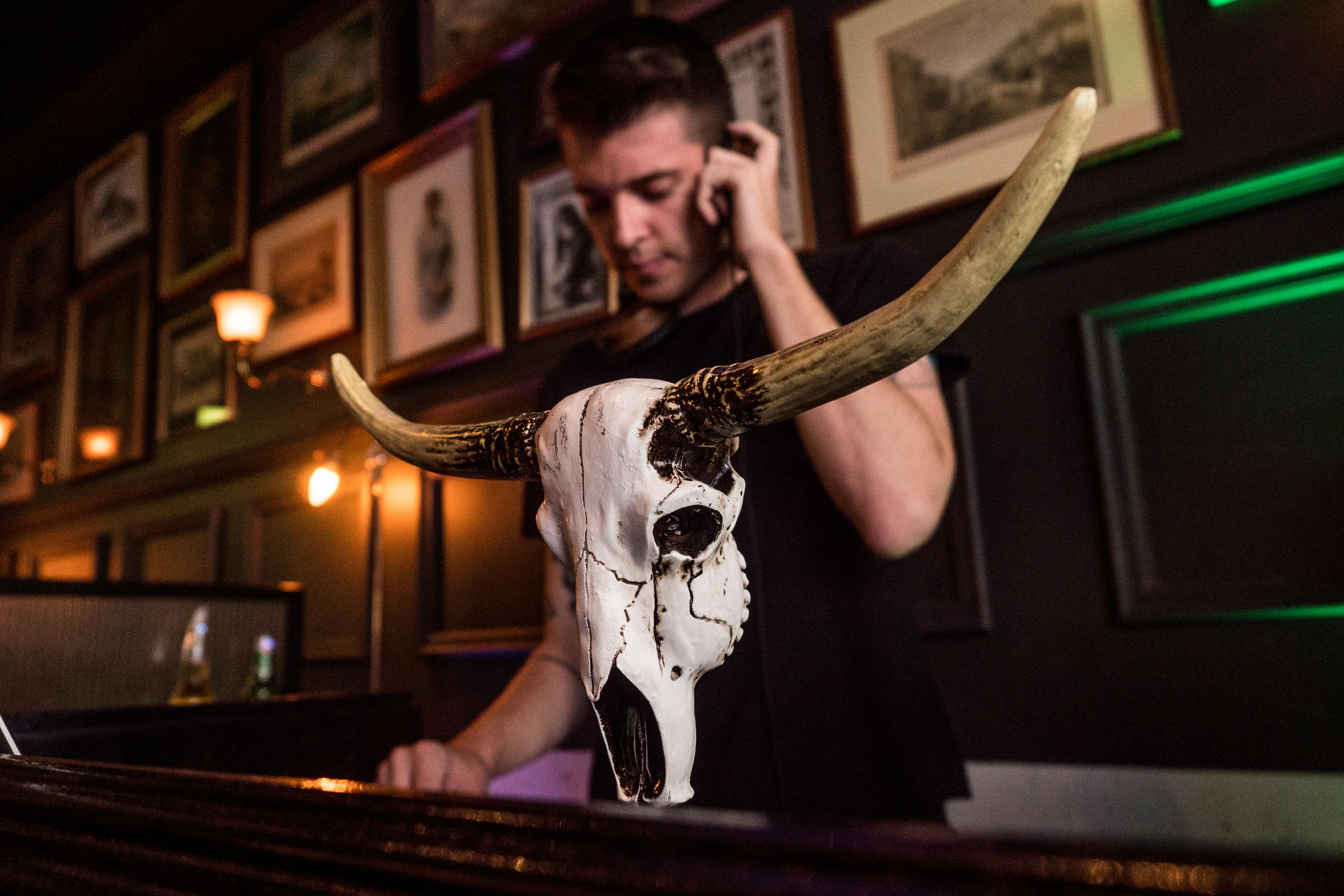 grátis Homem De Camisa Preta Com Gola Redonda Segurando Um Smartphone Foto profissional