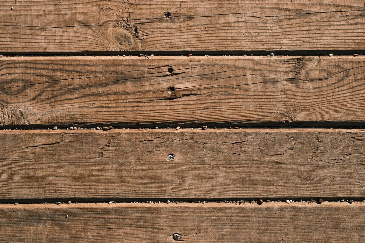 Terrasse en bois sur plots : nos conseils et nos idées - Installer les lames de terrasse et réussir les finitions