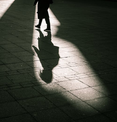 beton, ışık ve gölge, kişi içeren Ücretsiz stok fotoğraf