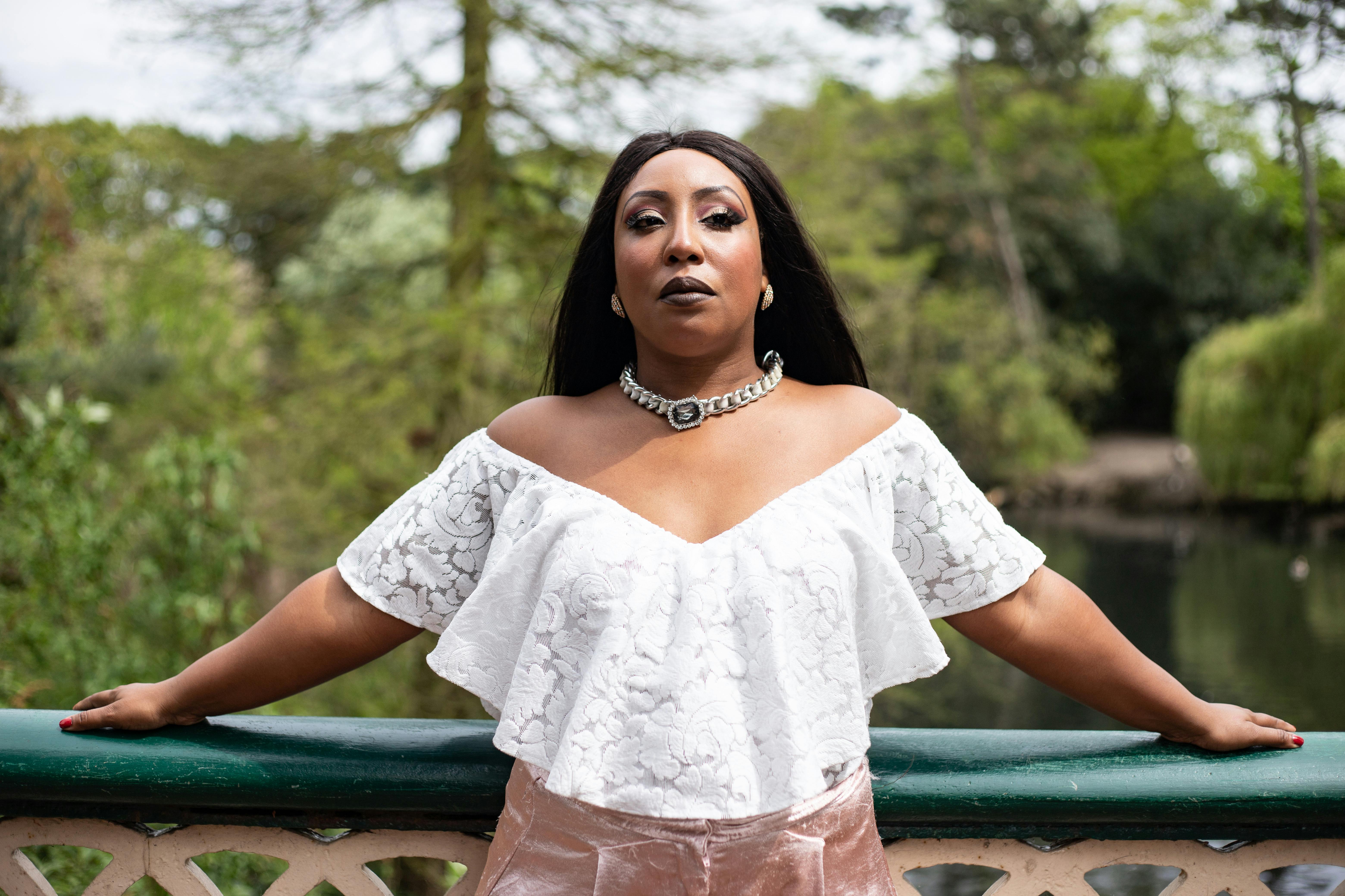 blusa blanca de hombros