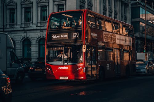 Základová fotografie zdarma na téma betonové budovy, červená, dvoj patrový autobus