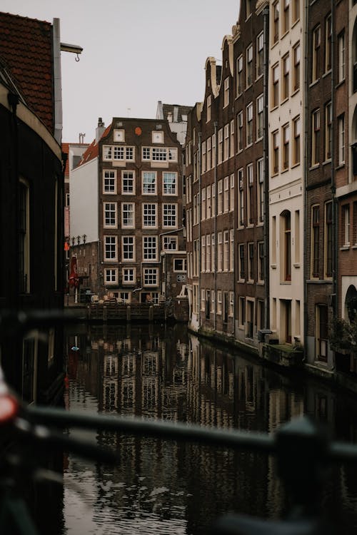 Základová fotografie zdarma na téma Amsterdam, domy, exteriér budovy