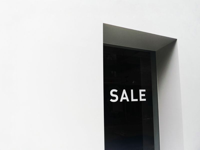 Vitrine com adesivo de promoção impresso em UV com cores vivas