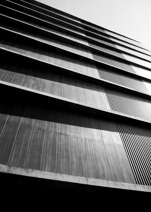 Foto d'estoc gratuïta de blanc i negre, disseny arquitectònic, edifici de gran alçada
