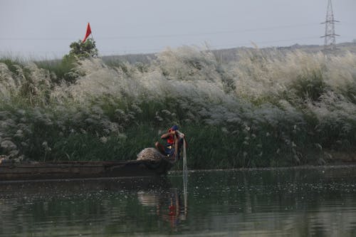 Darmowe zdjęcie z galerii z drewniana łódź, osoba, rybak