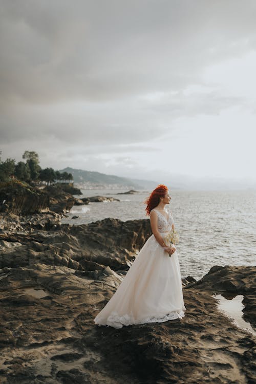 Foto stok gratis berambut merah, garis pantai, gaun pengantin