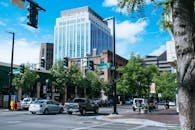 在风景秀丽的市中心交叉路口，摩天大楼与汽车共同展现了城市生活与建筑风貌