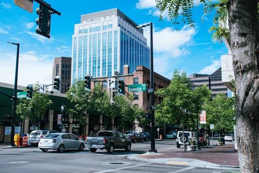 在风景秀丽的市中心交叉路口，摩天大楼与汽车共同展现了城市生活与建筑风貌