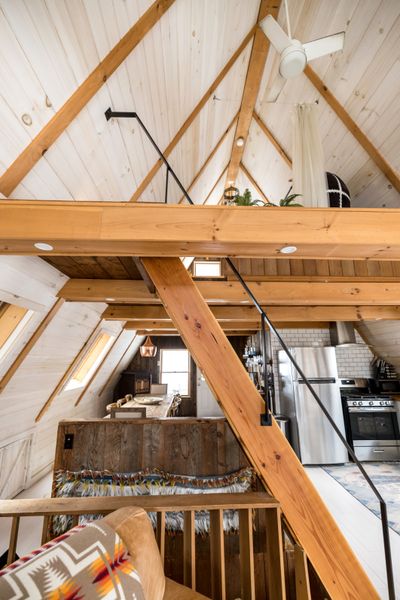 Sichtbares altes Holztragwerk im Innenraum