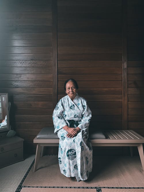 Δωρεάν στοκ φωτογραφιών με ανώτερος ενήλικας, γιαπωνέζικη κουλτούρα, ηλικιωμένη γυναίκα