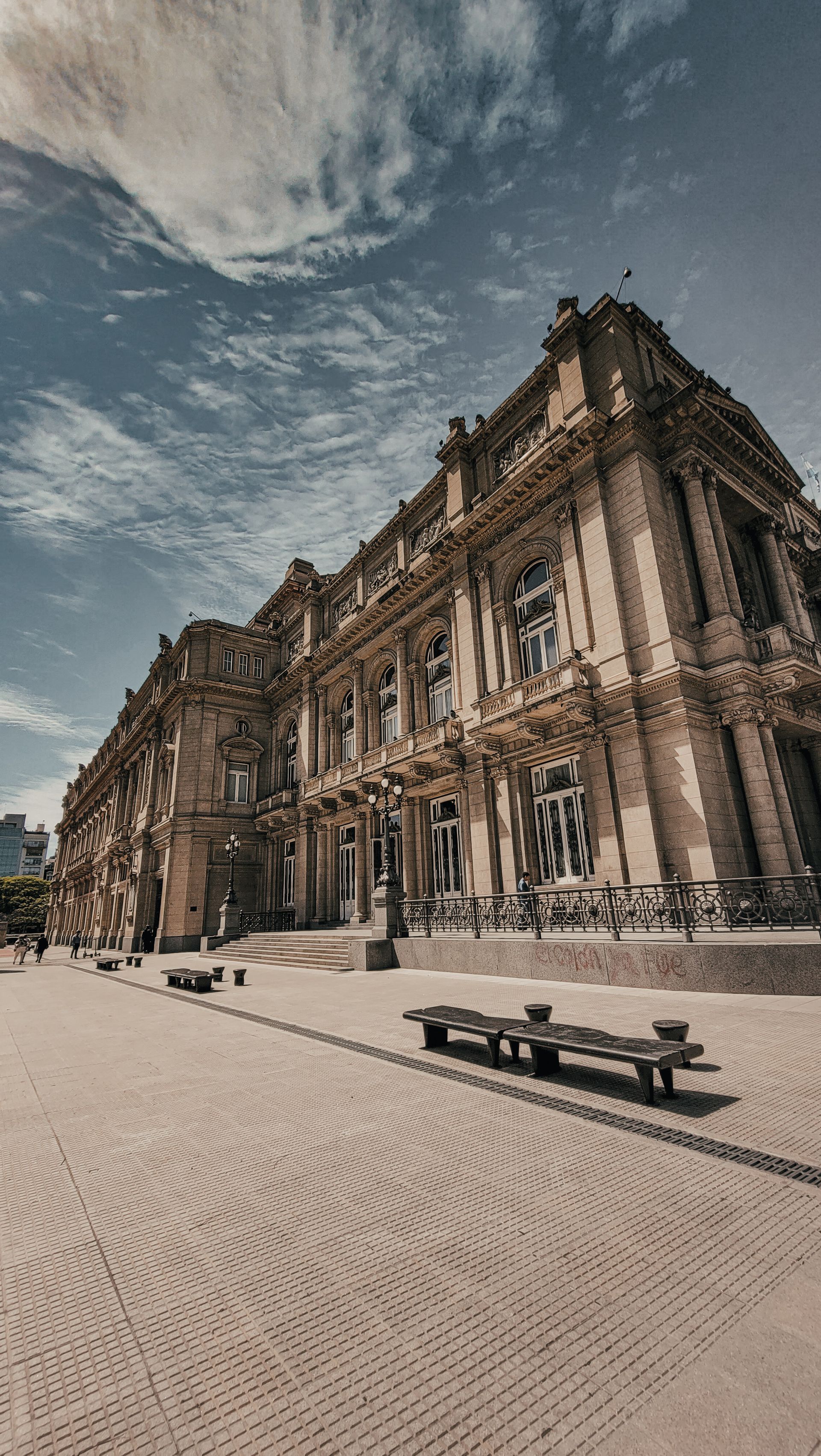 Fachada del Teatro Colón en Buenos Aires bajo cielo dramático