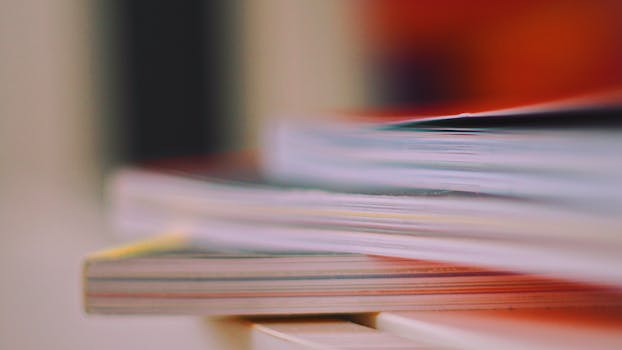 模糊特写的堆叠书籍和杂志，象征着知识和教育