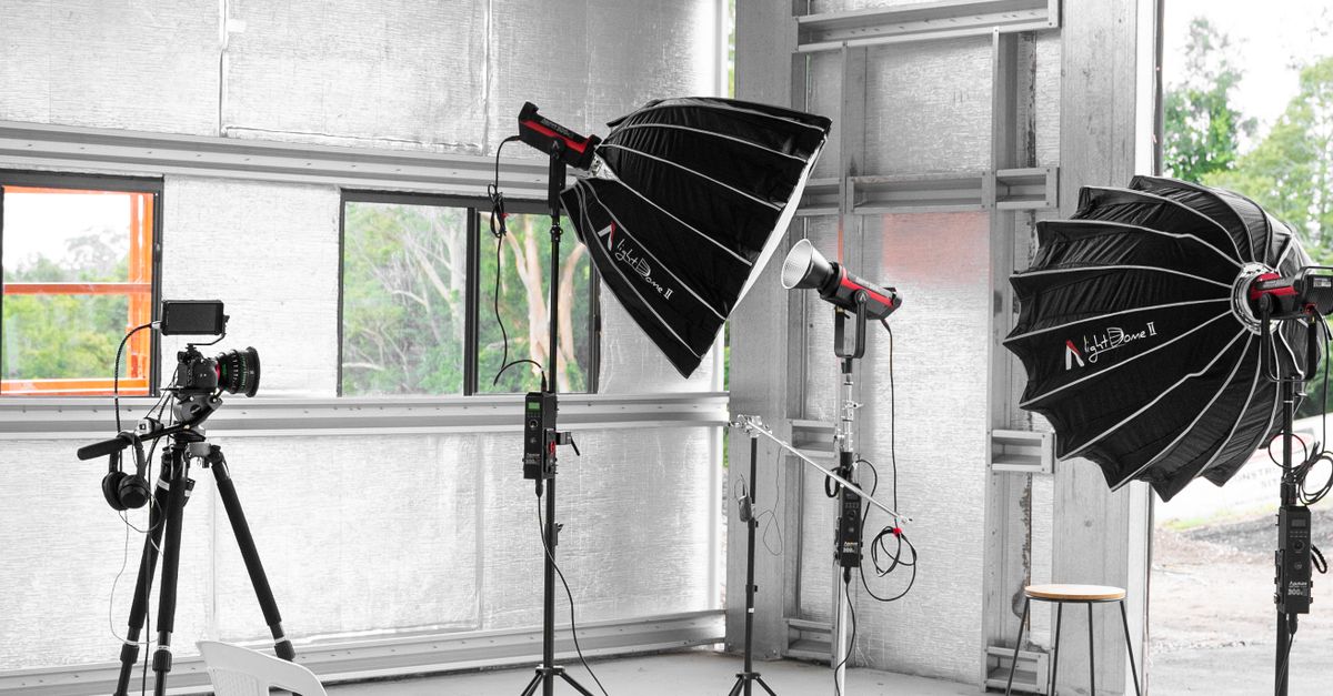 Photo Outils Professional Photo Equipment Set in Atelier · Free Stock Photo