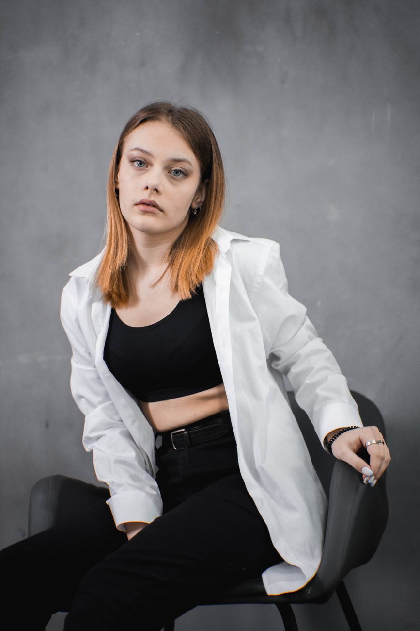 Comment porter la chemise blanche quand on est une femme