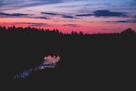 暮色美丽，云影交织，水波倒映