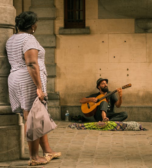 Foto d'estoc gratuïta de artista, assegut, barbut