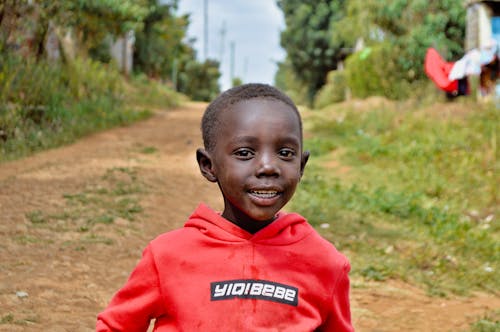 Fotobanka s bezplatnými fotkami na tému africký chlapec, červená mikina, malý
