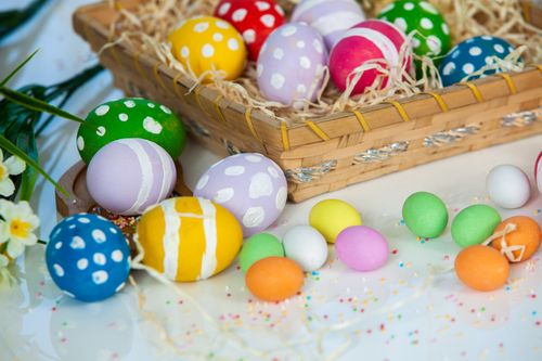 Free Vibrant Easter eggs in a woven basket, perfect for seasonal celebrations. Stock Photo