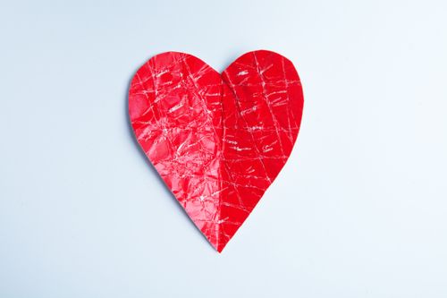 Free A vibrant red heart shape on a white background, ideal for love and romantic themes. Stock Photo
