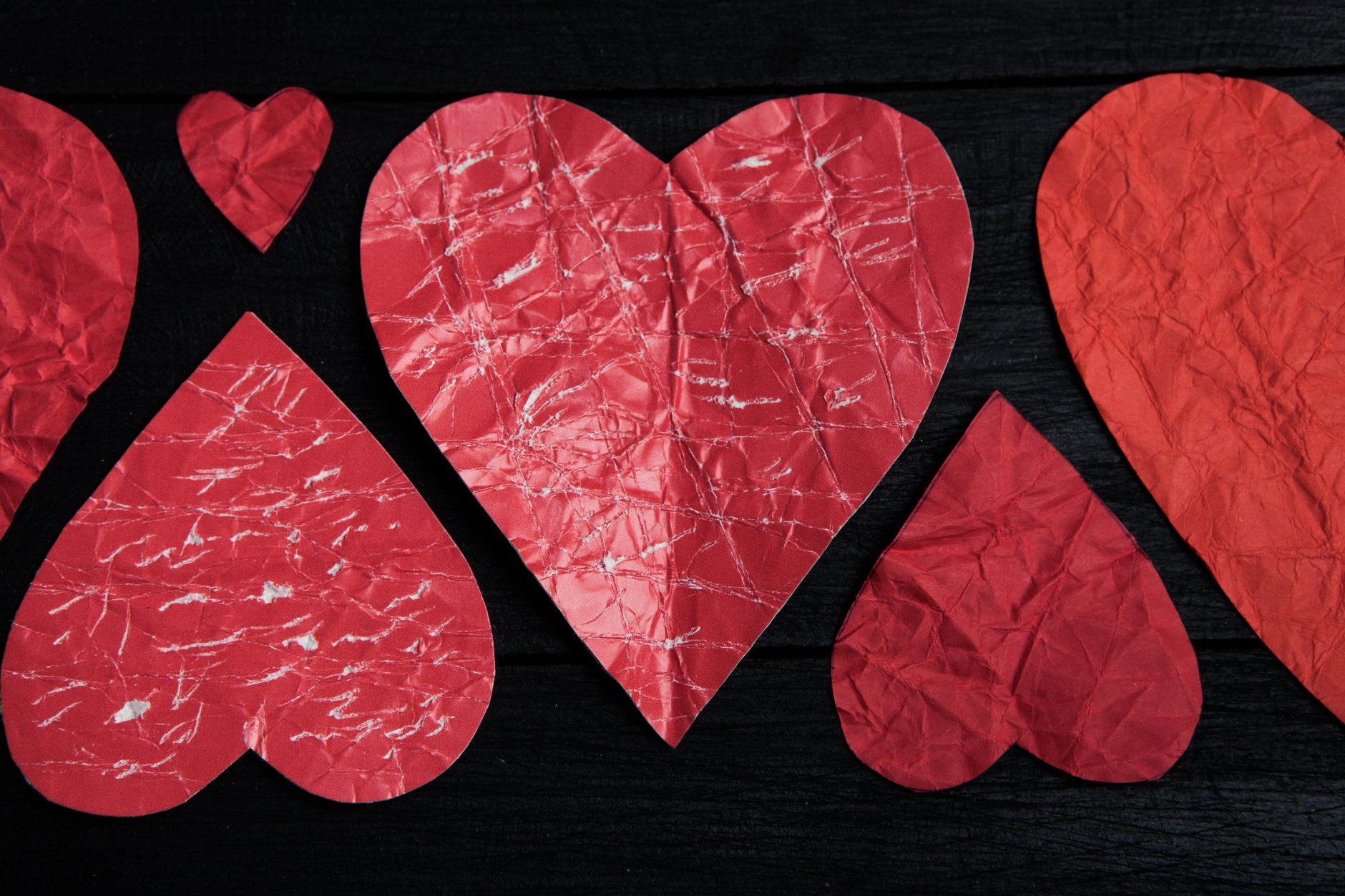Un corazón de papel sobre la mesa