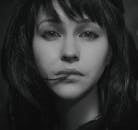 工作室环境中，女人深思熟虑表情的黑白肖像