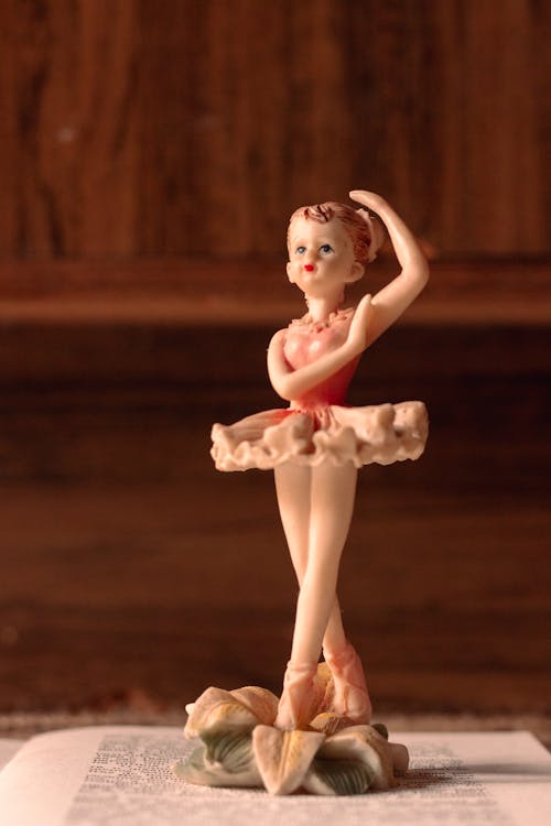 Darmowe zdjęcie z galerii z balerina, figurka, pionowy strzał