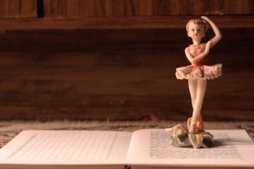 Darmowe zdjęcie z galerii z balerina, figurka, otwarta książka