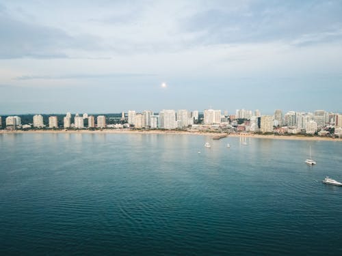 Ingyenes stockfotó city_skyline, csónakok, drónfelvétel témában