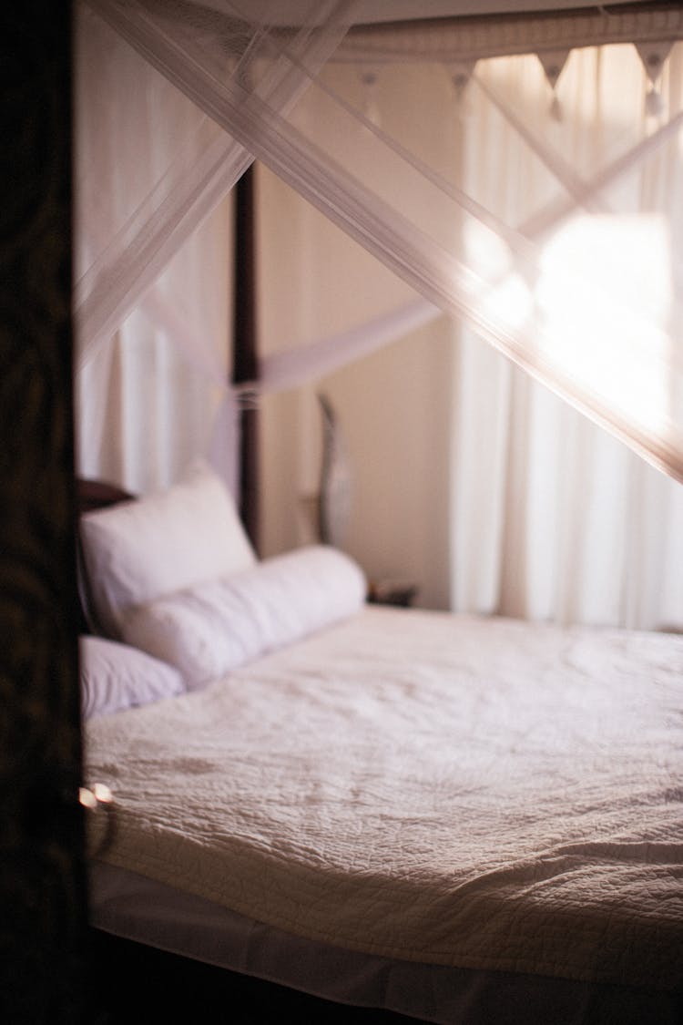 White Bedding In A Canopy Bed 