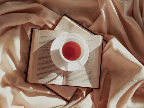 Immagine gratuita di bevanda calda, libro aperto, tazza e piattino