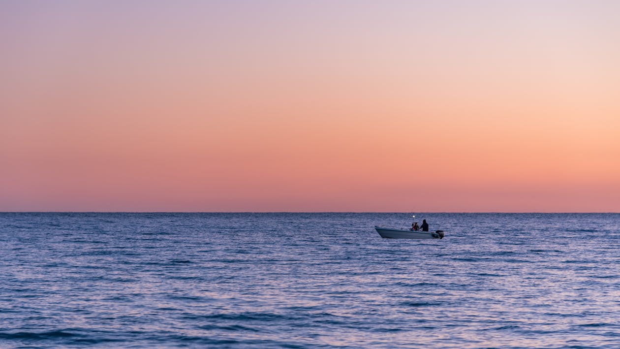 Kostenloses Stock Foto zu boot, dämmerung, draußen