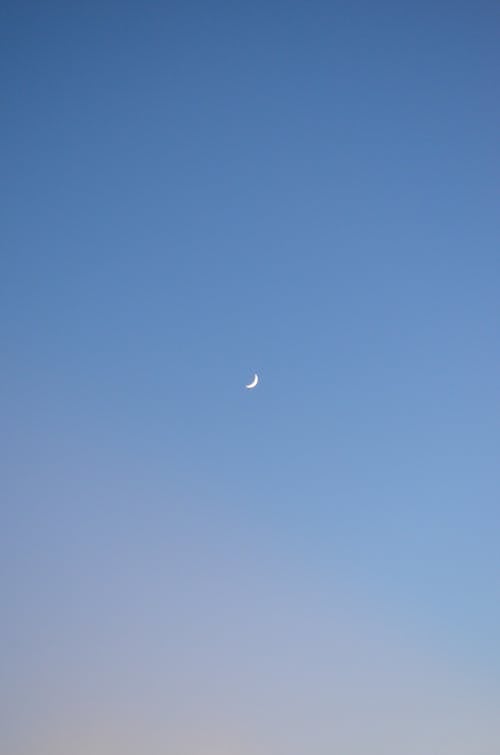 Gratis lagerfoto af blå himmel, lodret skud, månefotografering Lagerfoto