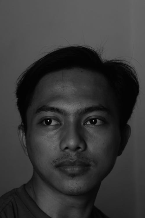 Gratis arkivbilde med ansikt, asiatisk mann, gråskala Arkivbilde