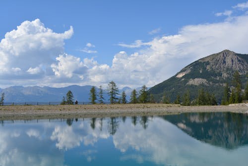 無料 山岳, 木, 水の反射の無料の写真素材 写真素材