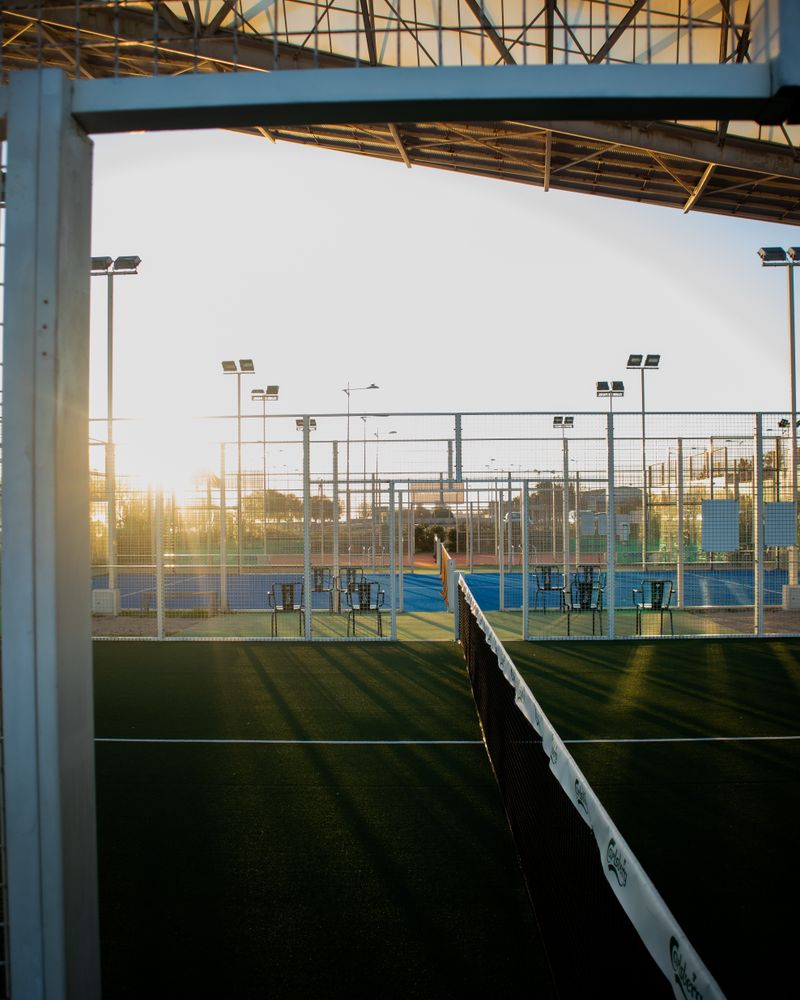 Lapangan padel outdoor saat senja