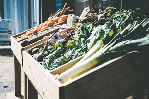 Légumes à Feuilles Brunes Sur Support En Bois Brun