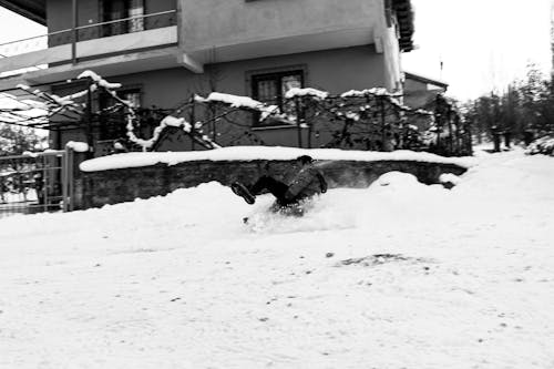 Imagine de stoc gratuită din acoperit de zăpadă, alb-negru, alunecare