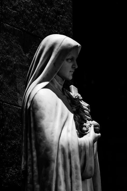 Free Gray Scale Photo of Saint Therese Statue Stock Photo