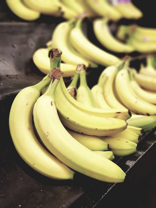 Foto Di Messa A Fuoco Selettiva Del Mazzo Di Banane Sulla Superficie Nera