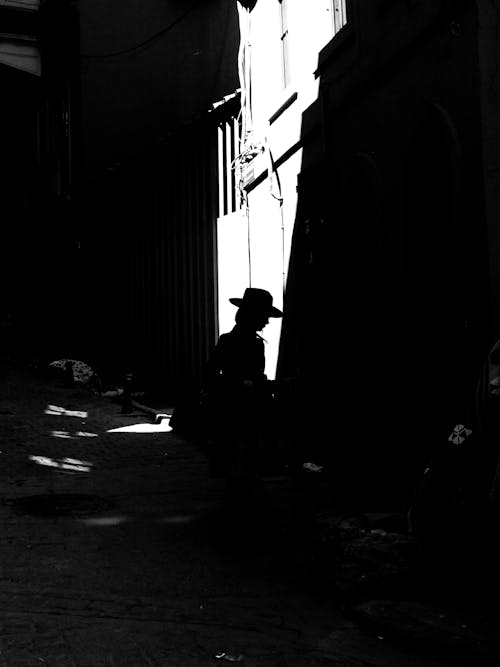 Foto d'estoc gratuïta de barret, blanc i negre, carrer de la ciutat