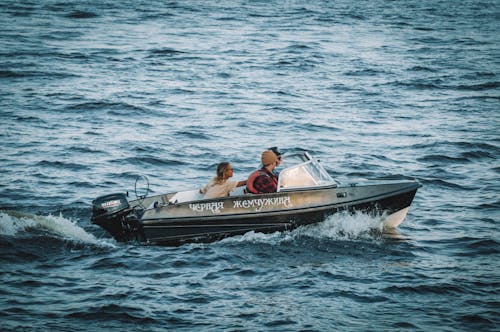 Bezpłatne Darmowe zdjęcie z galerii z ludzie, morze, motorówka Zdjęcie z galerii