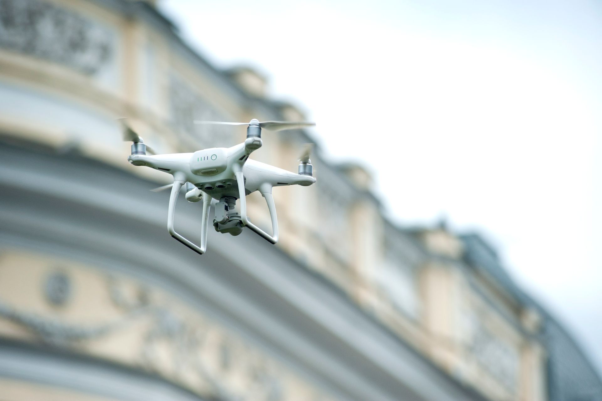 Kıyı gökyüzünde uçan gözetleme drone'u