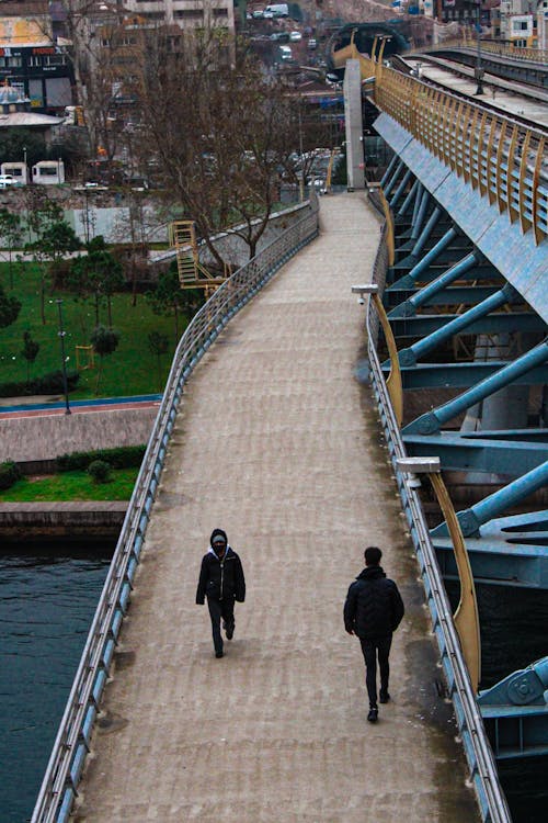 Immagine gratuita di camminando, infrastruttura, passerella pedonale