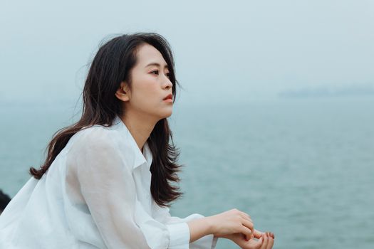 一个人坐在昏暗房间中沉思