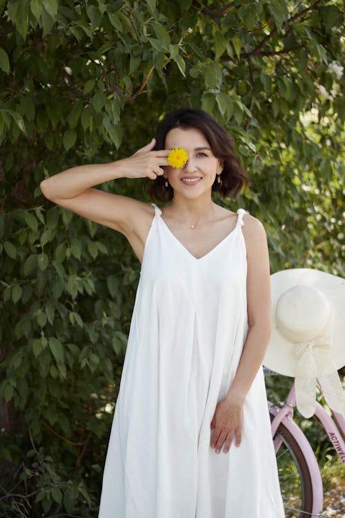 Asyalı kadın, Beyaz elbise, bitkiler içeren Ücretsiz stok fotoğraf