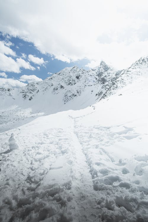 Бесплатное стоковое фото с вертикальный выстрел, гора, зима