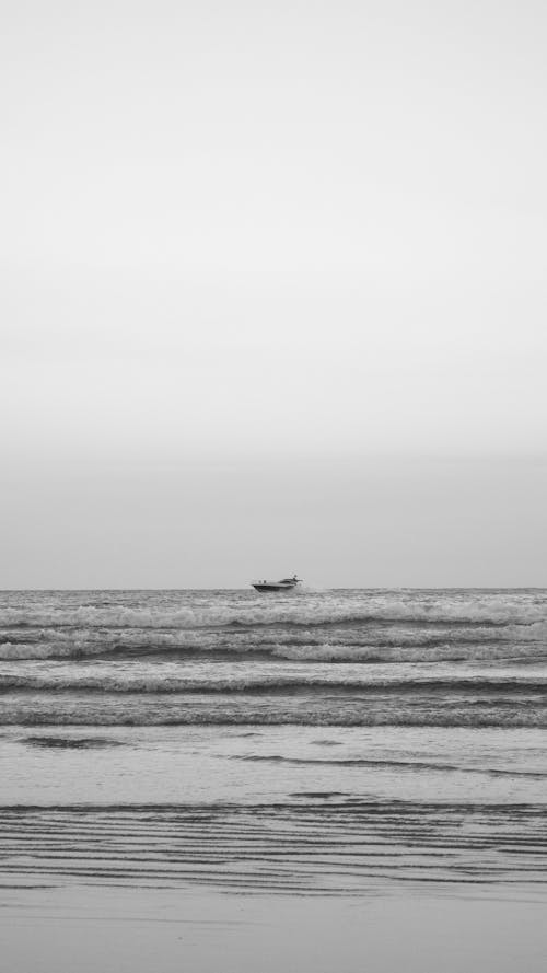 Kostnadsfri bild av båt, dimma, grå himmel