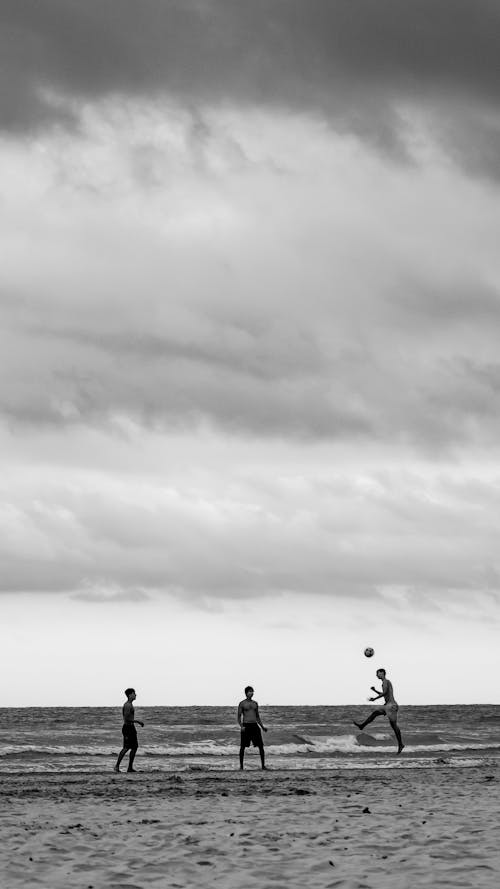 Foto profissional grátis de ao ar livre, areia, arremesso com salto